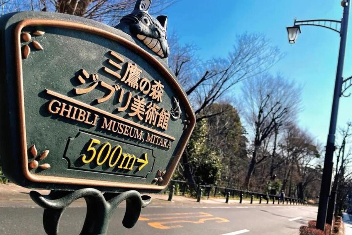 un cartello per un museo per bambini in un parco