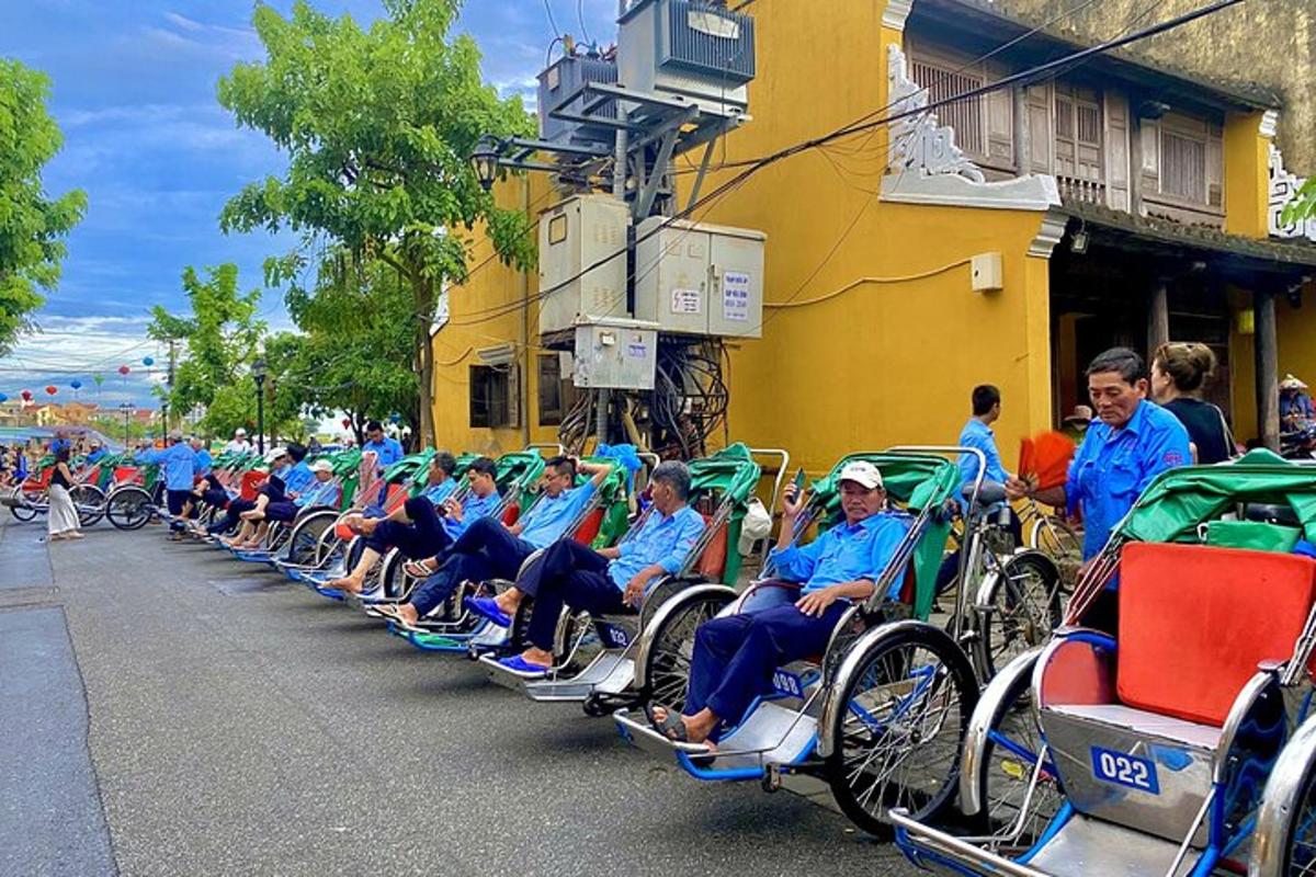 một nhóm người đang ngồi trên xe đạp của họ trên phố
