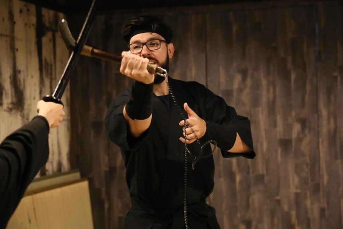 un homme tient un arc et des flèches