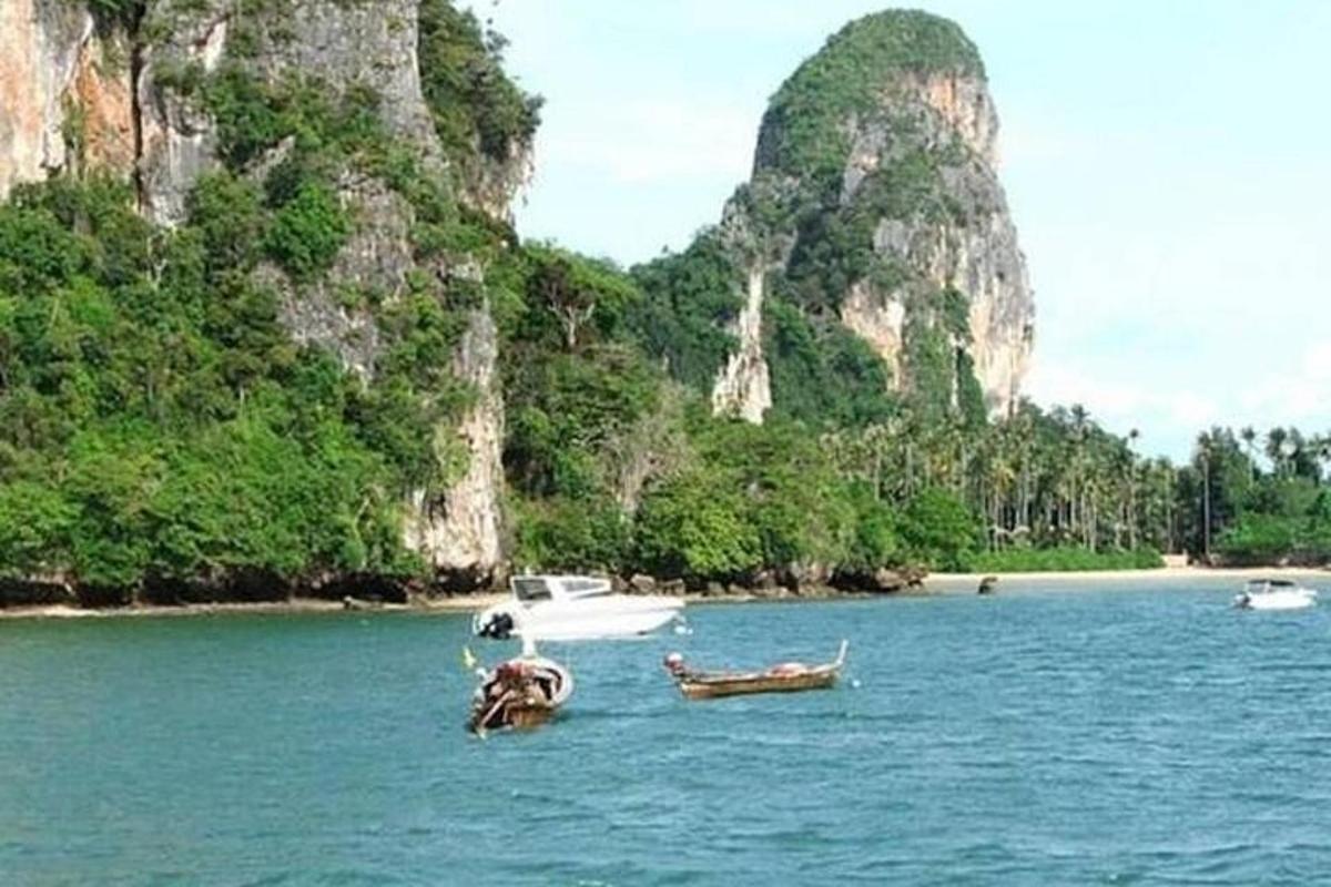 dua bot dalam badan air dengan gunung