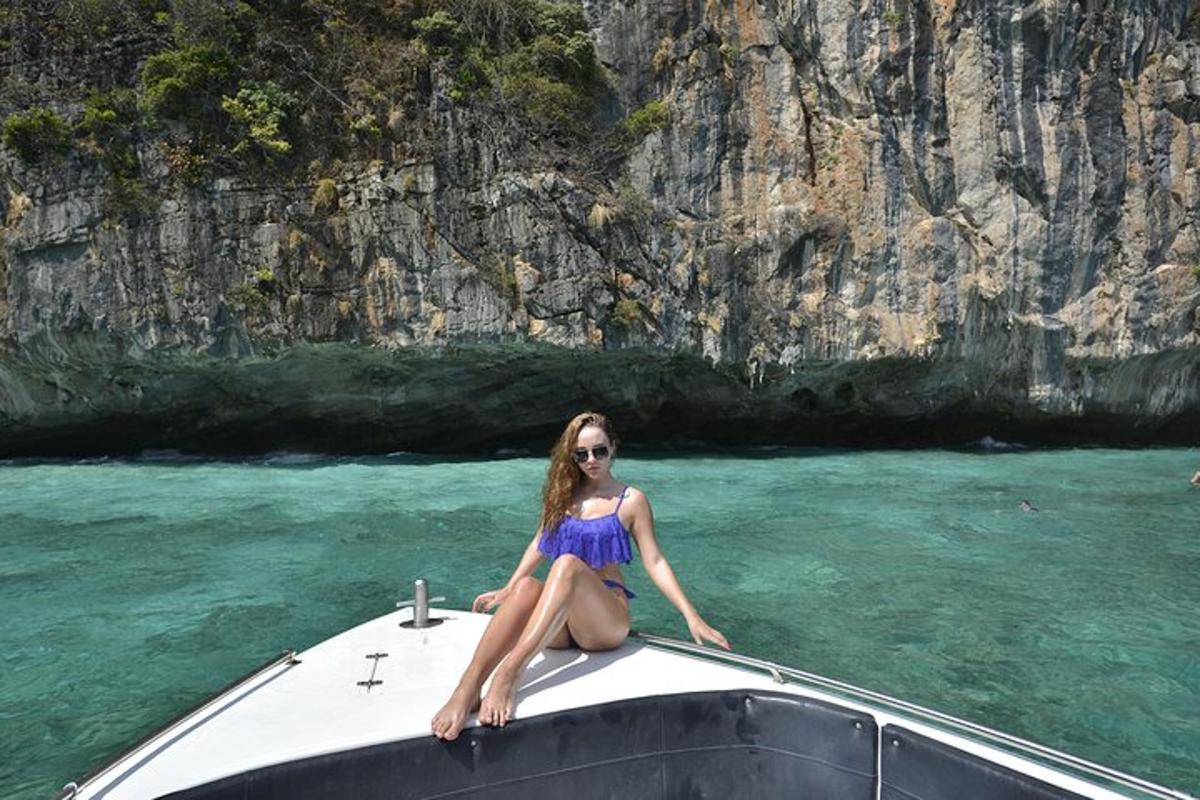 một người phụ nữ đang ngồi ở phía trước của một chiếc thuyền trong nước