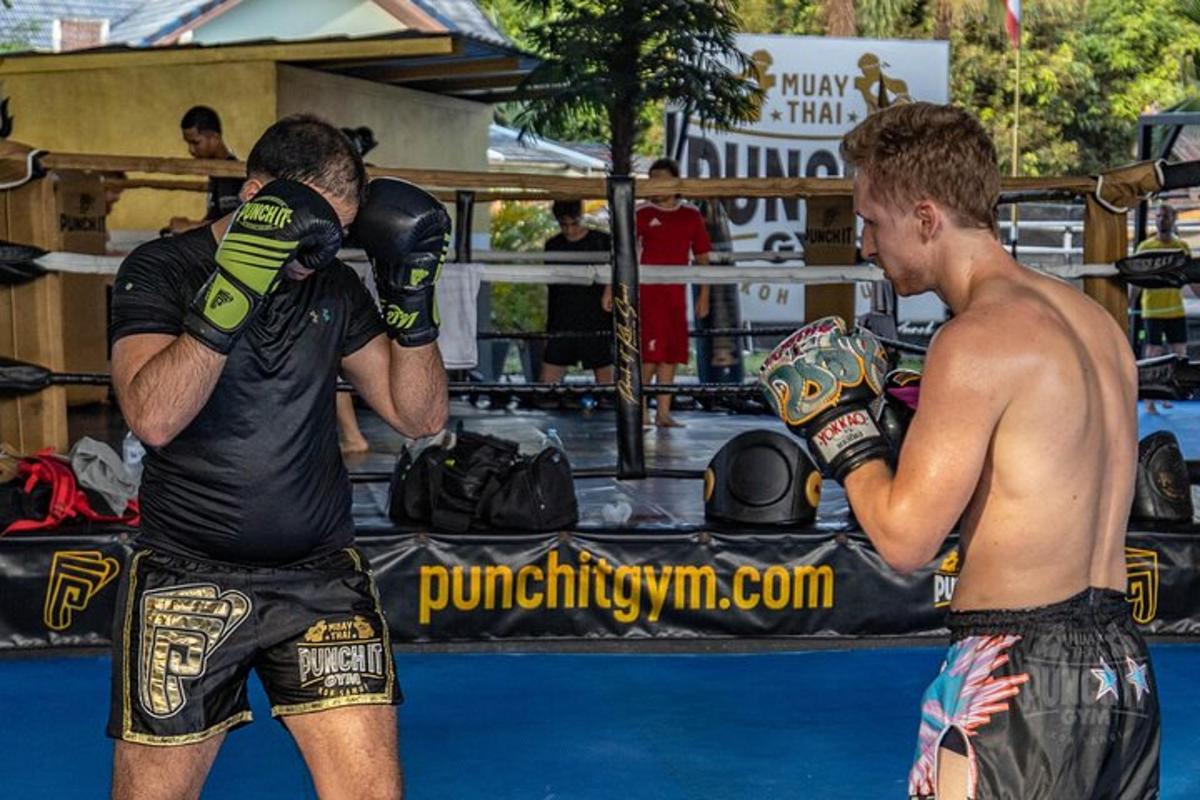 dva muži boxují v boxerském ringu