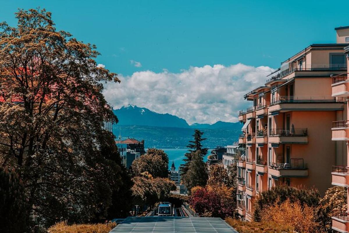 ένας δρόμος της πόλης με κτίρια και βουνά στο φόντο