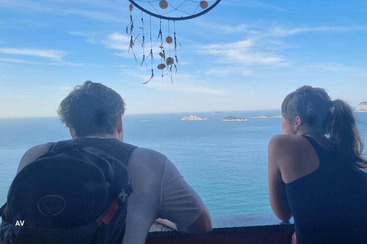 moški in ženska, ki gledata na ocean