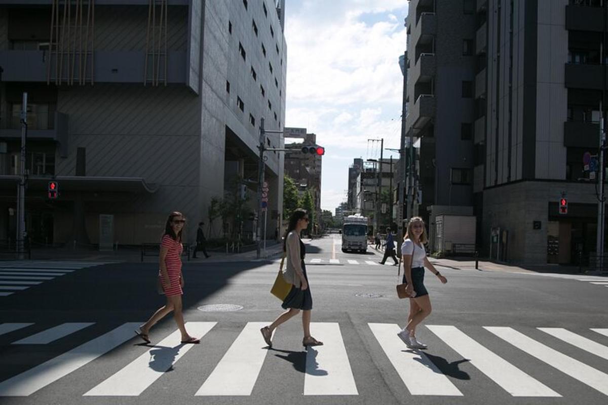 Tres mujeres cruzando una calle en un paso de peatones