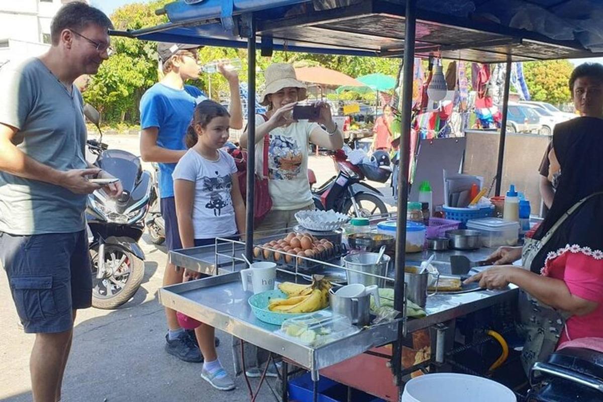 grupp inimesi, kes seisavad toiduputka ümber