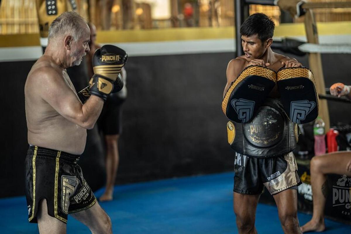dvaja muži stojaci v ringu s boxerskými rukavicami