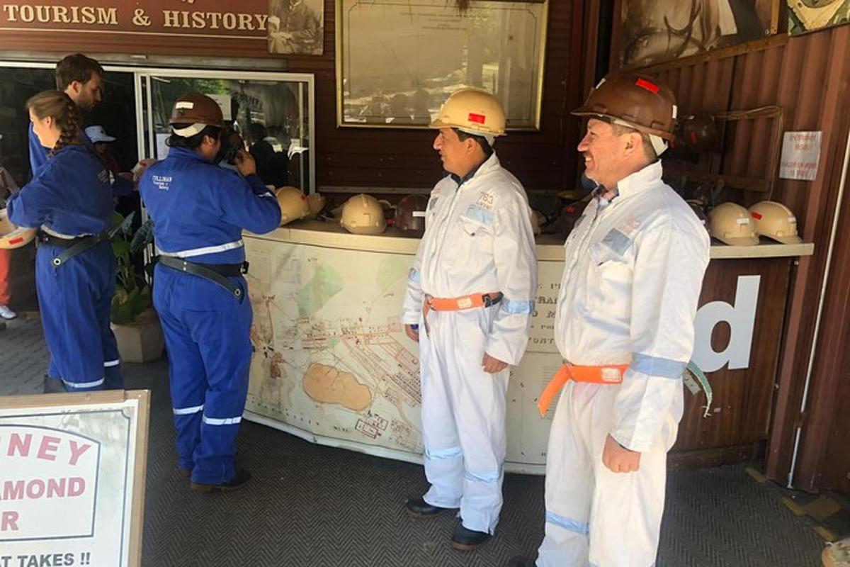 un gruppo di persone in piedi attorno a un tavolo con una mappa