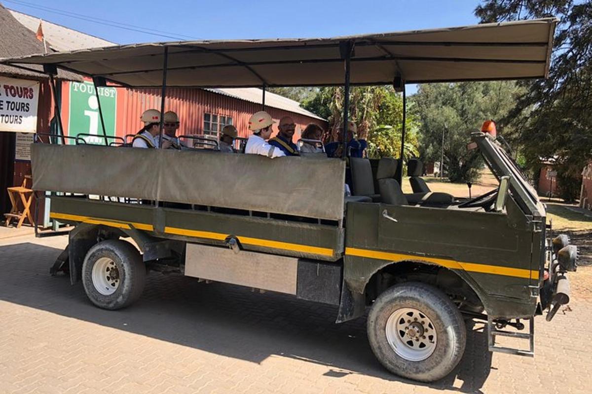 Un grupo de personas viajando en una camioneta