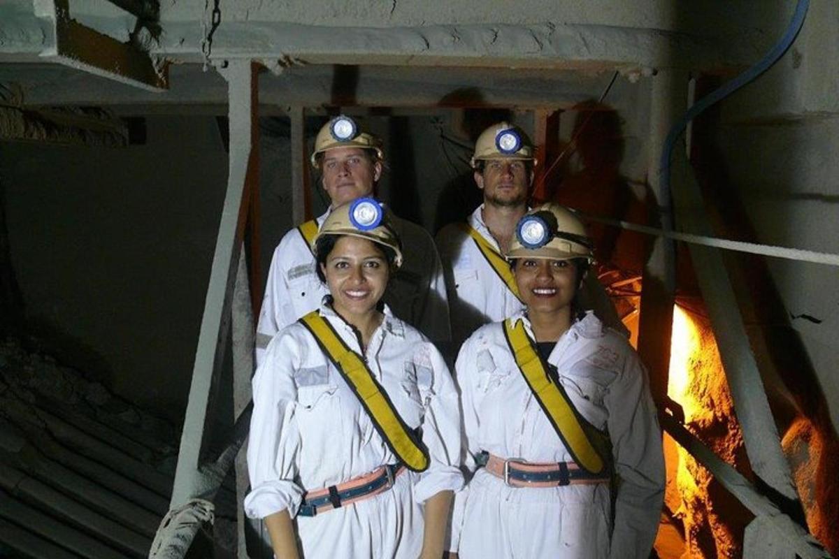 un gruppo di persone in uniforme che posano per una foto