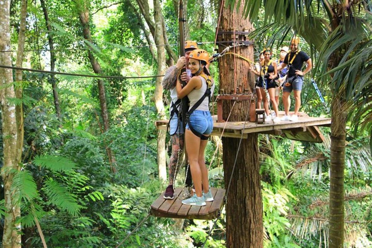 un groupe de personnes sur une tyrolienne dans la forêt