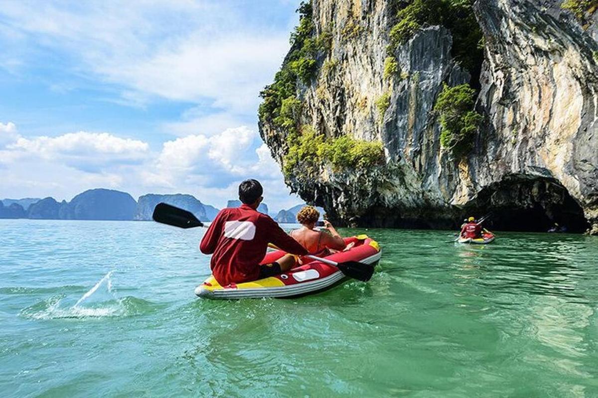 skupina lidí jedoucích na raftu ve vodě
