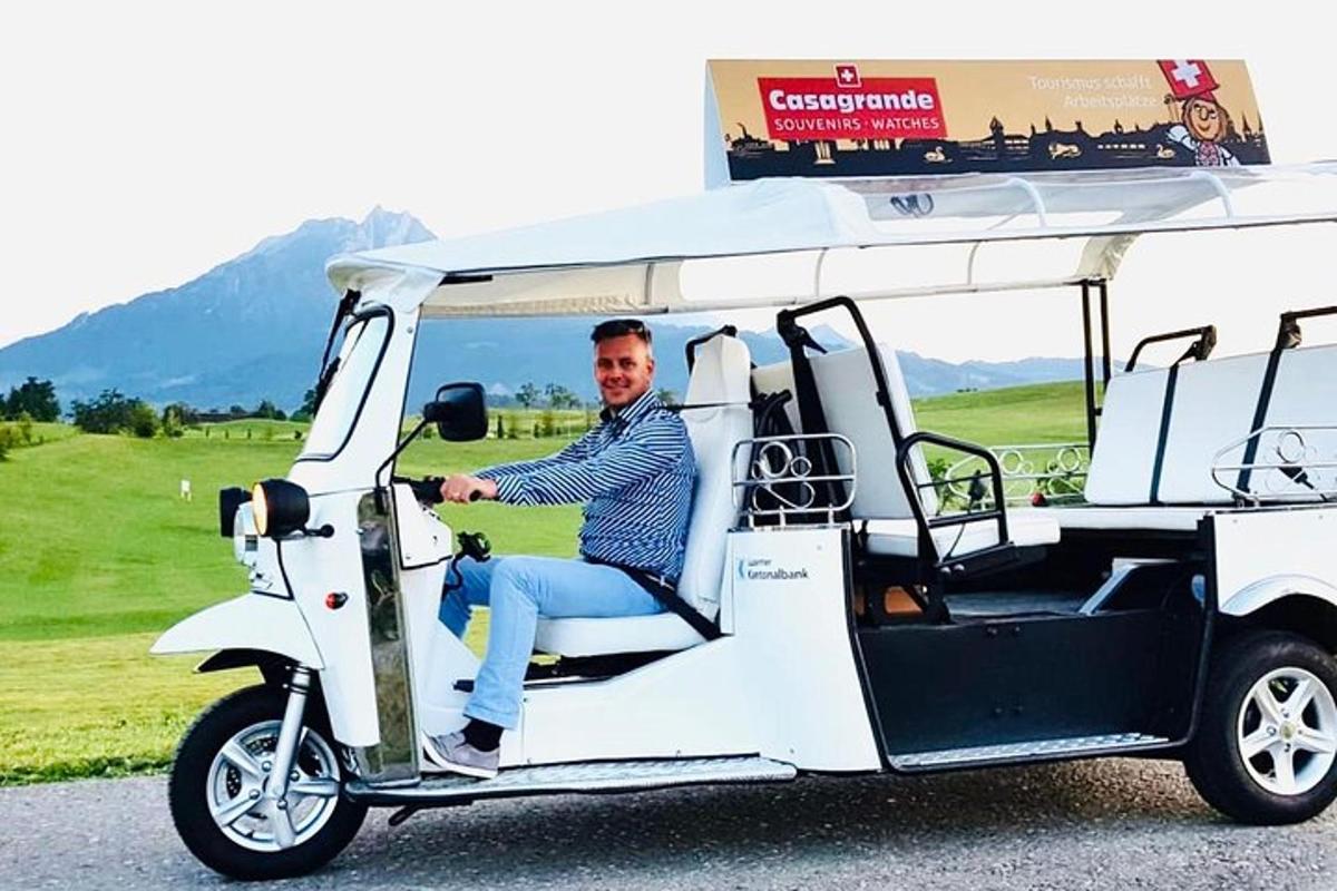un bărbat stă într-o mașină de golf