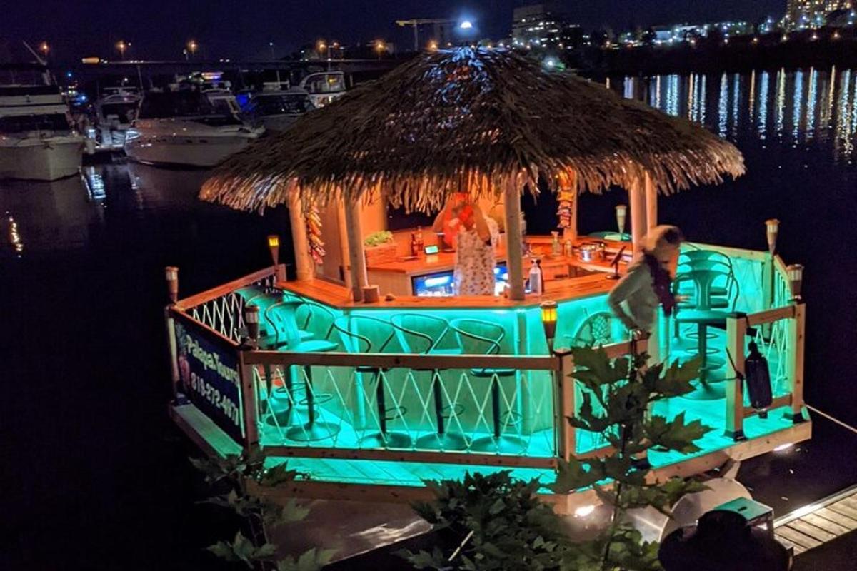 bar di dalam air dengan bar berbumbung
