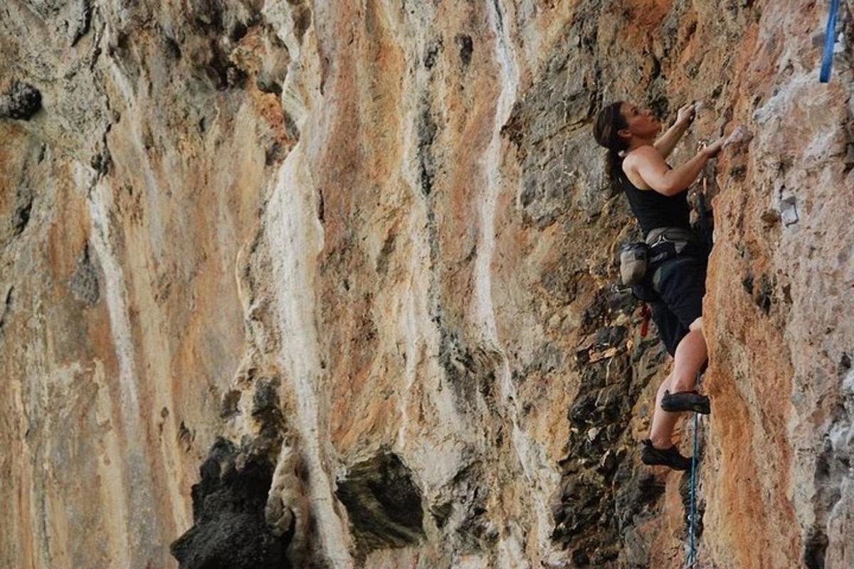 una donna sta scalando una parete rocciosa