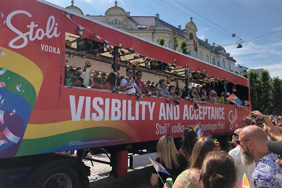 skupina lidí jedoucích na boku autobusu