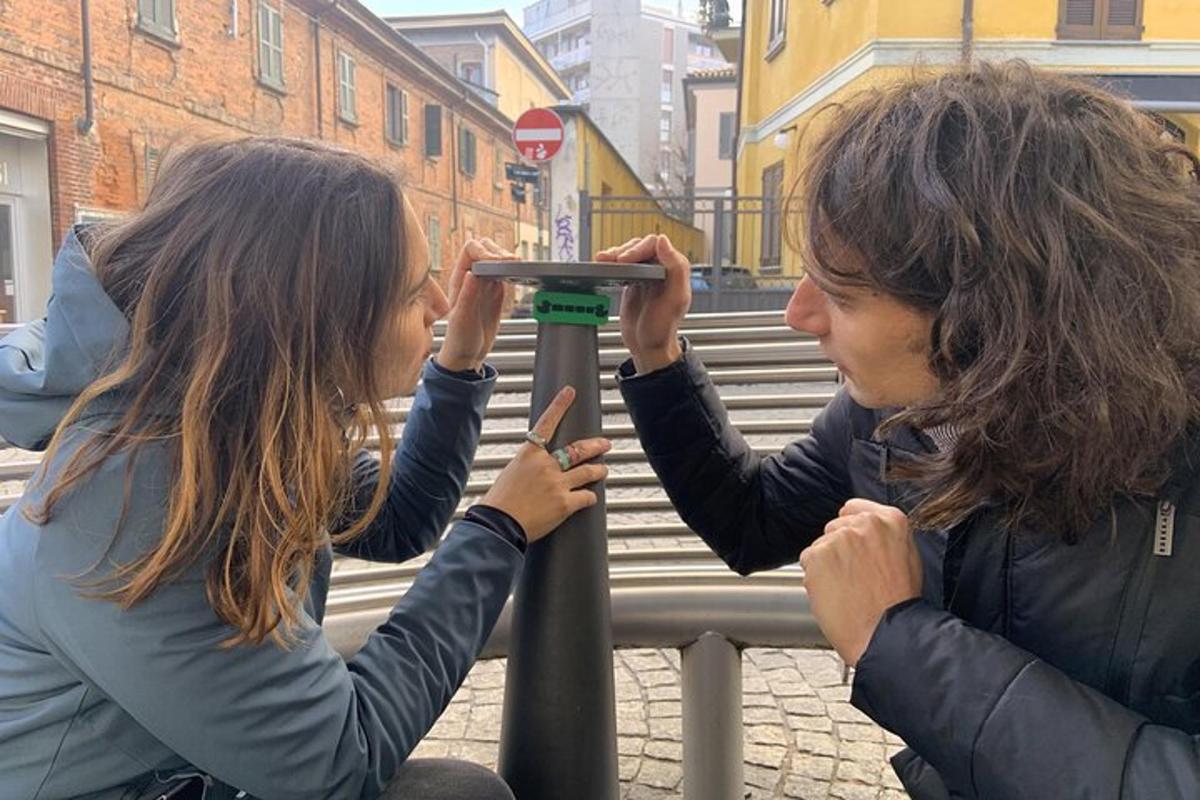 due donne guardano una telecamera su un palo