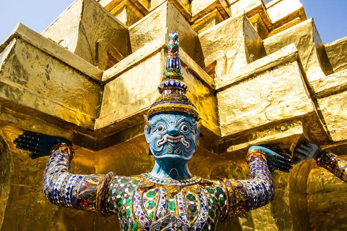 uma estátua com uma coroa no topo de um edifício