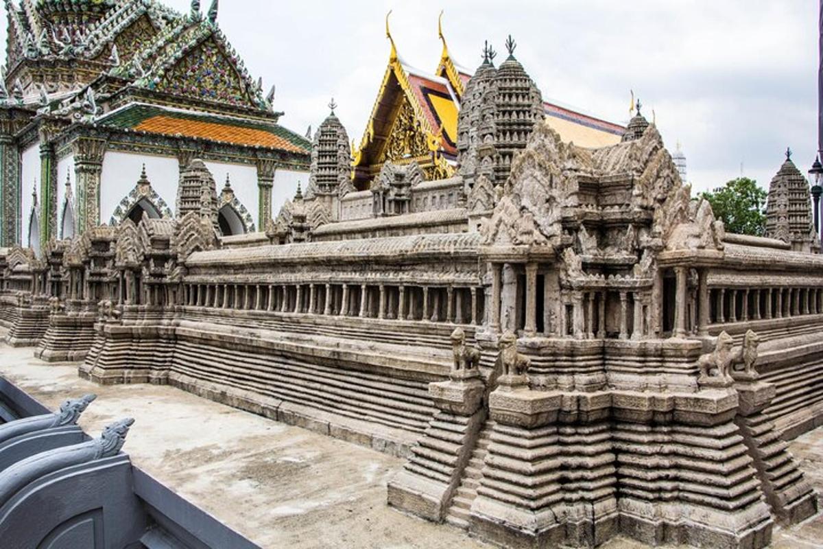 um grande edifício de pedra com edifícios ornamentados ao fundo