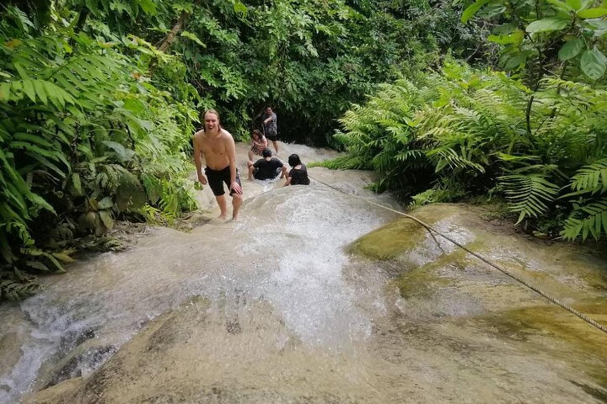 un home dret a l'aigua en un rierol