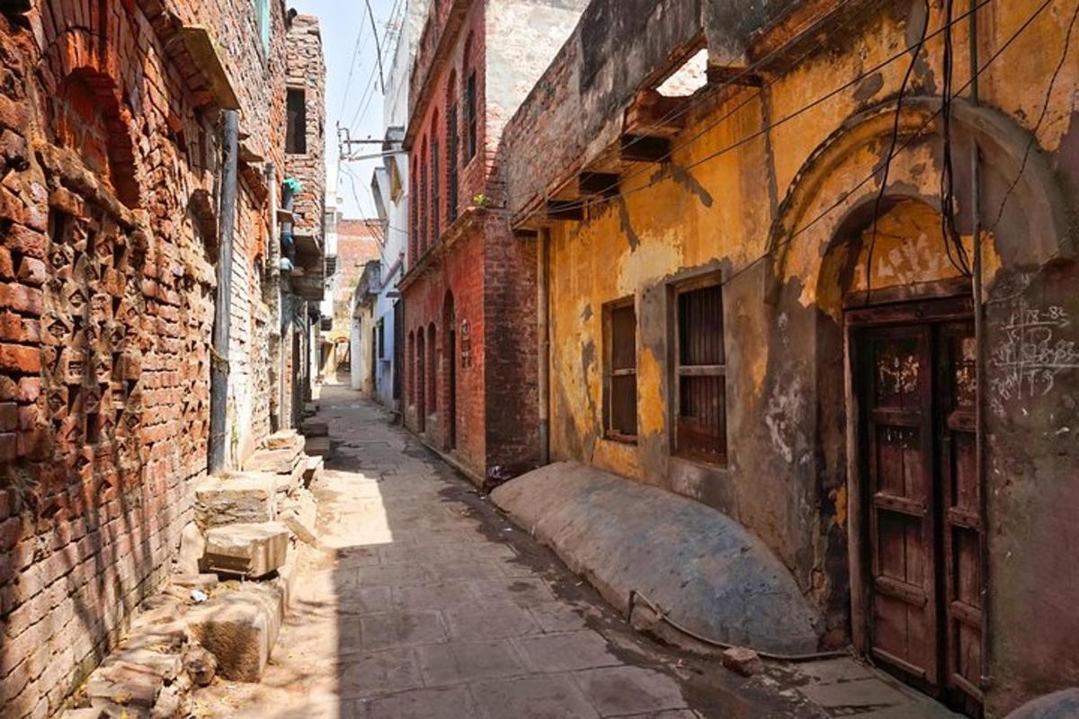 un vicolo in un vecchio edificio con una porta