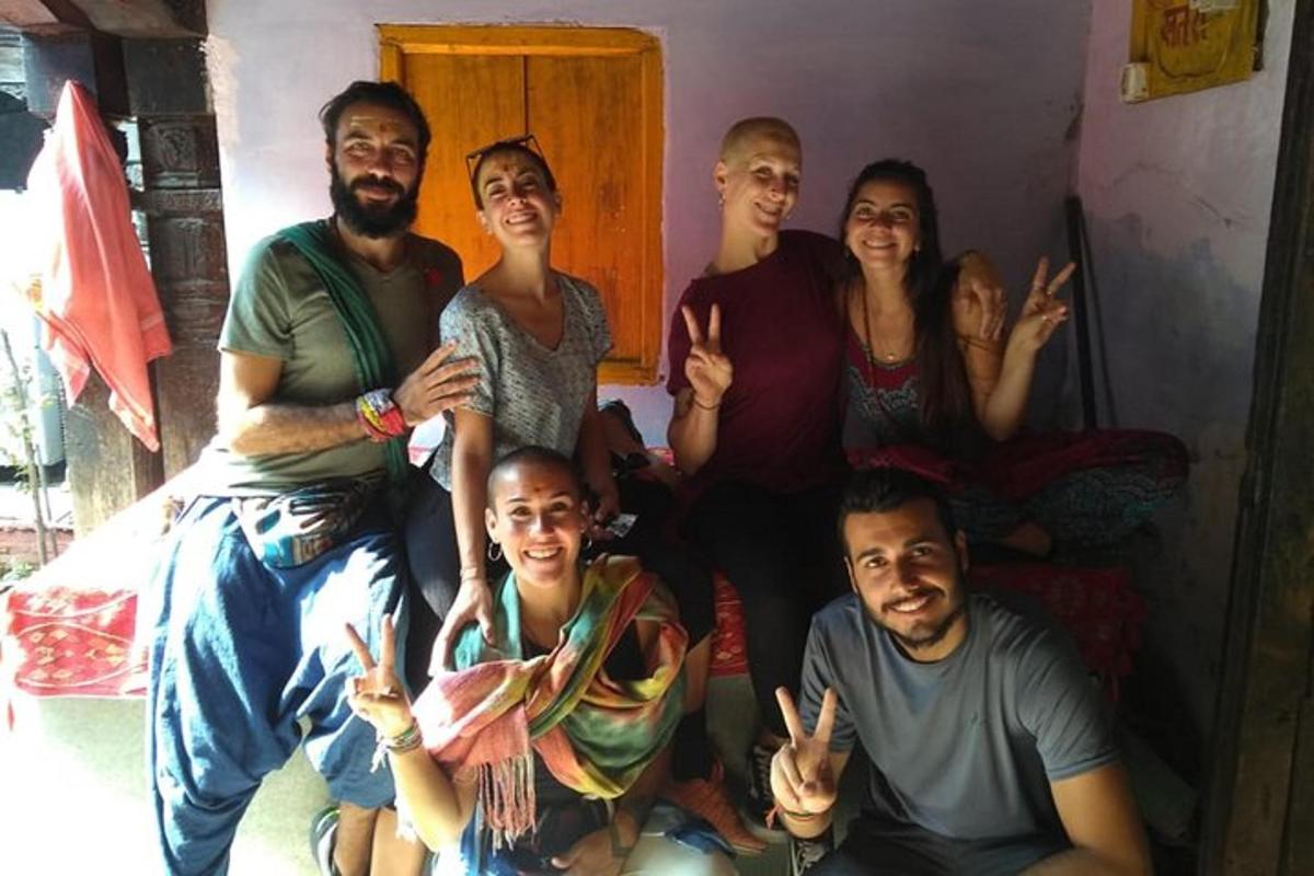 un gruppo di persone che posano per una foto in una stanza