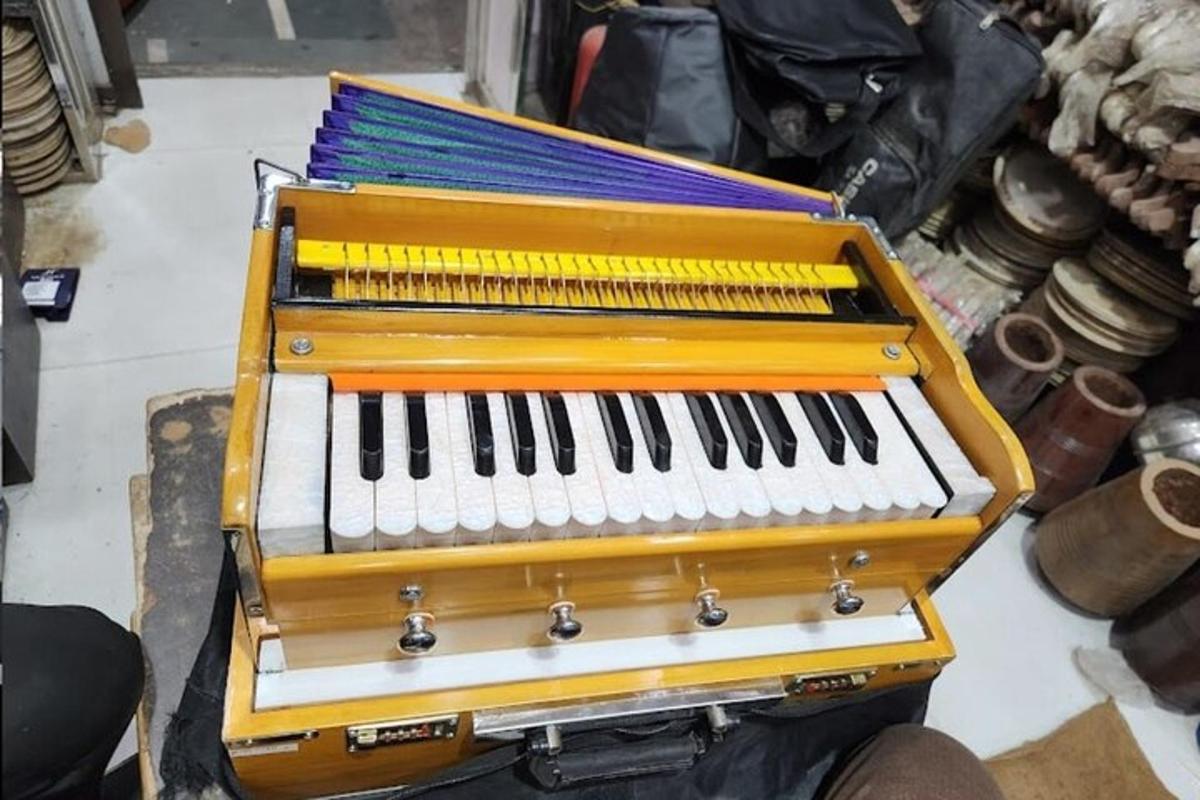 hai bàn phím đặt chồng lên nhau