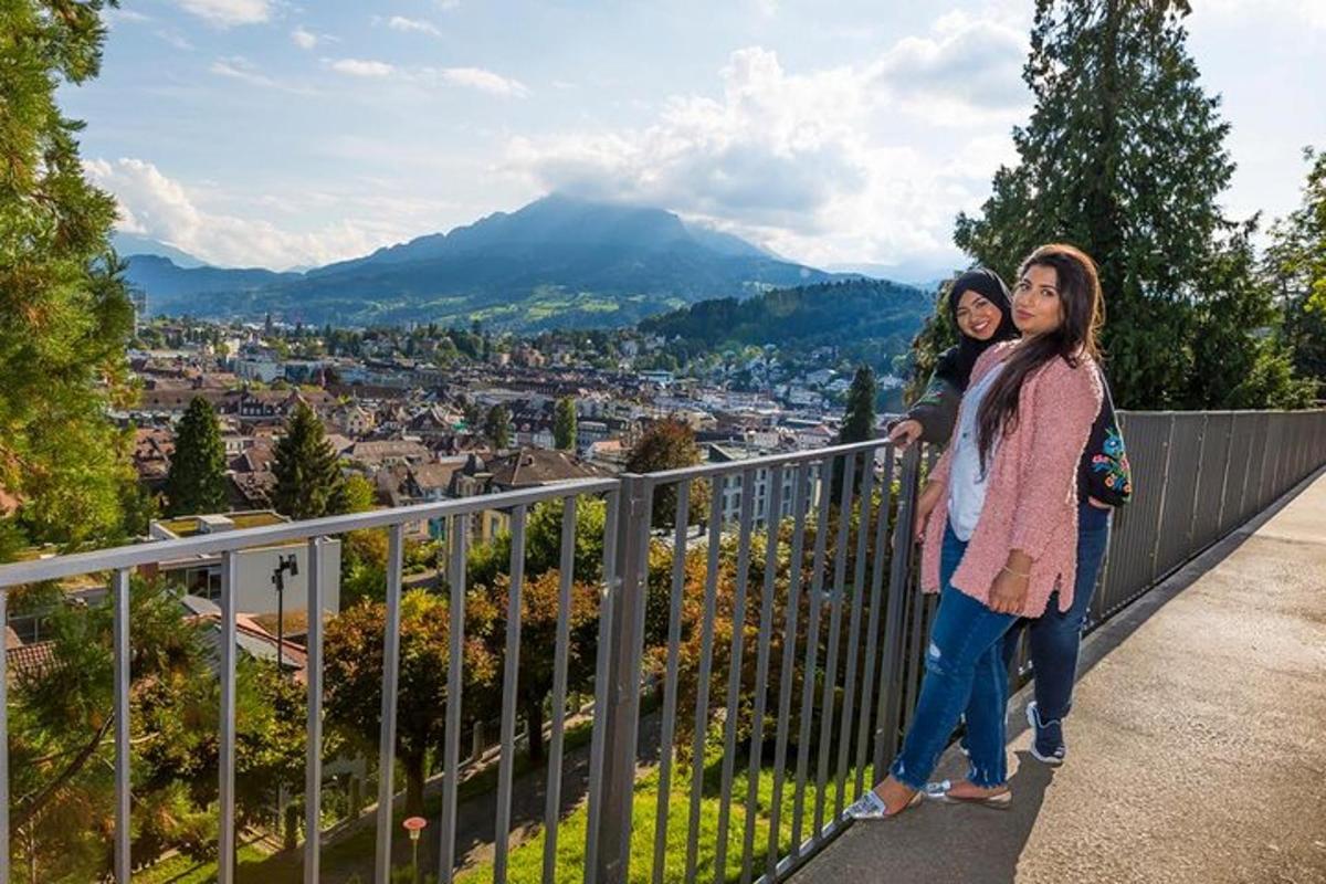 due donne in piedi su un balcone che guardano una città