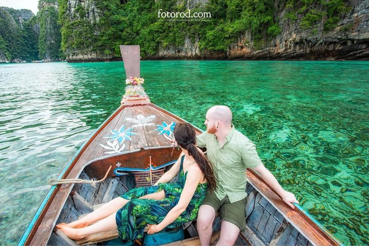 un uomo e una donna seduti su una barca in acqua