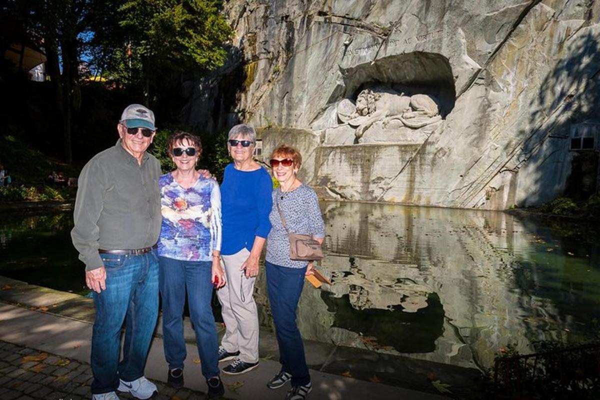 un gruppo di persone in piedi davanti a una statua
