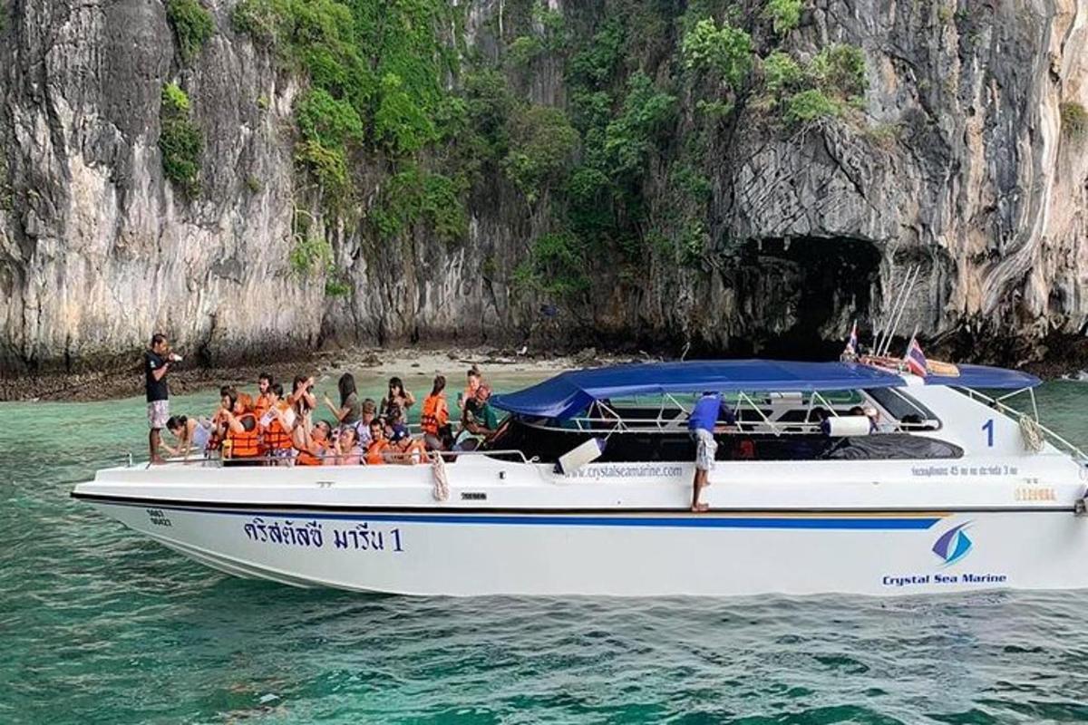 un gruppo di persone su una barca in acqua
