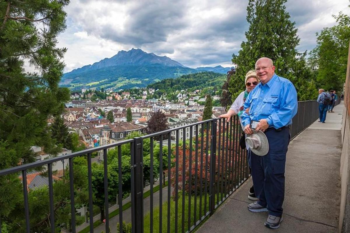 un uomo e una donna in piedi su un balcone che guardano una città
