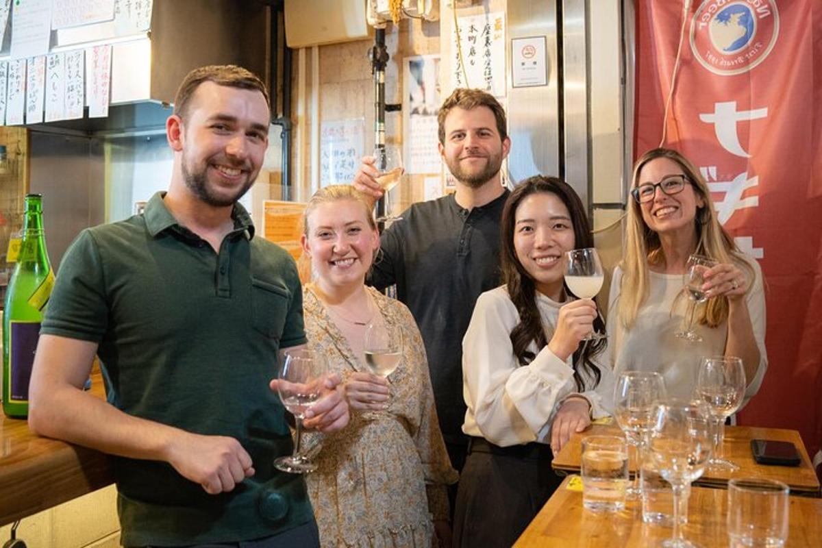 een groep mensen die aan een bar staan met wijnglazen in hun handen