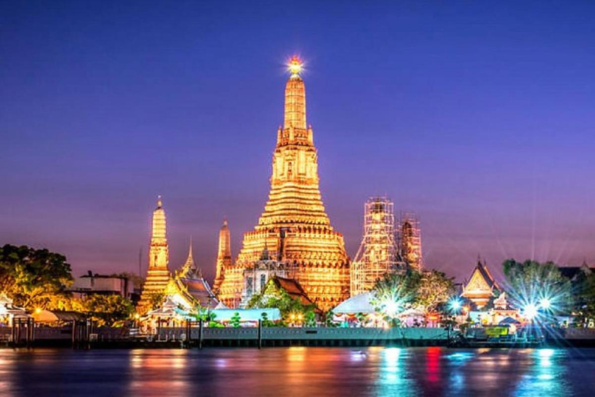 เมืองที่มีแสงไฟสว่างไสวในยามค่ำคืนพร้อมกับอาคารสูง