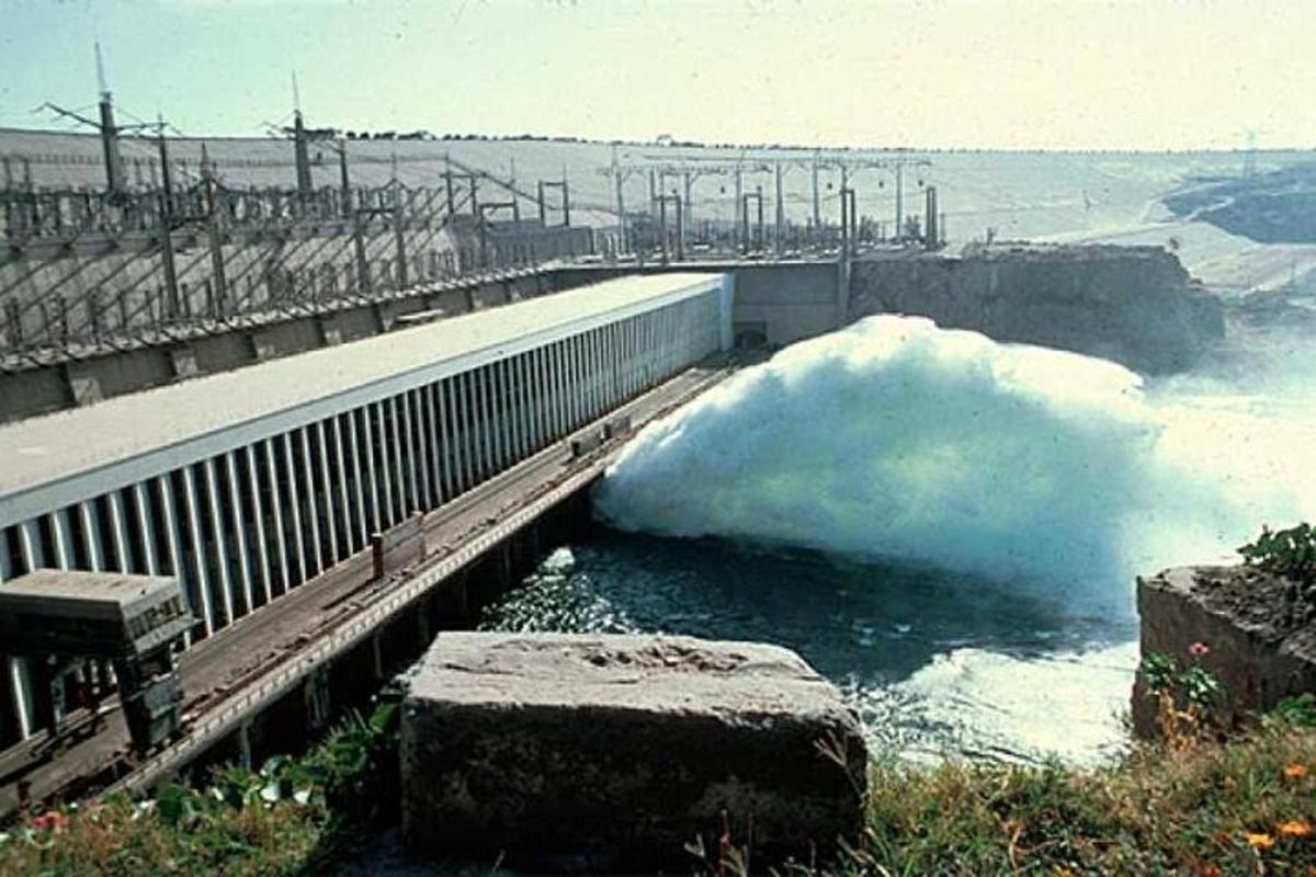 isang tumpok ng niyebe sa tubig sa tabi ng isang dam