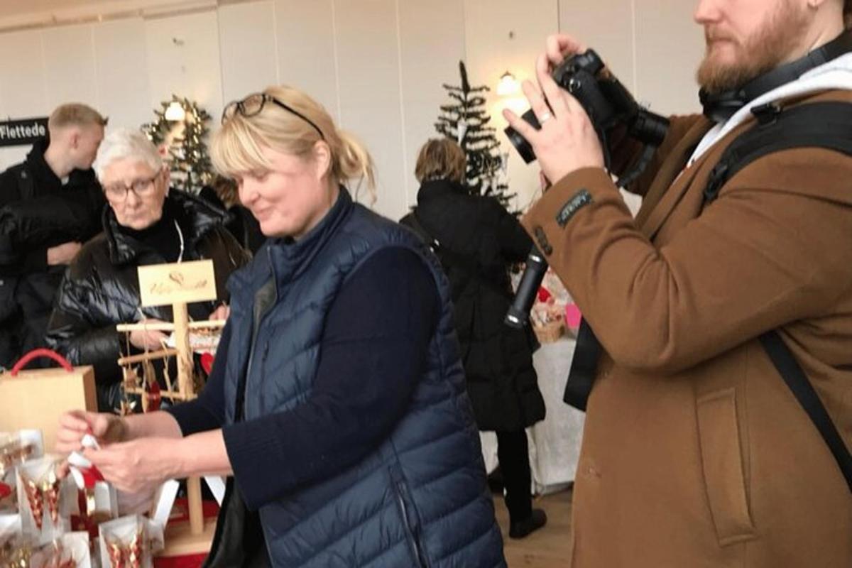 en mand tager et billede af en kvinde i en butik