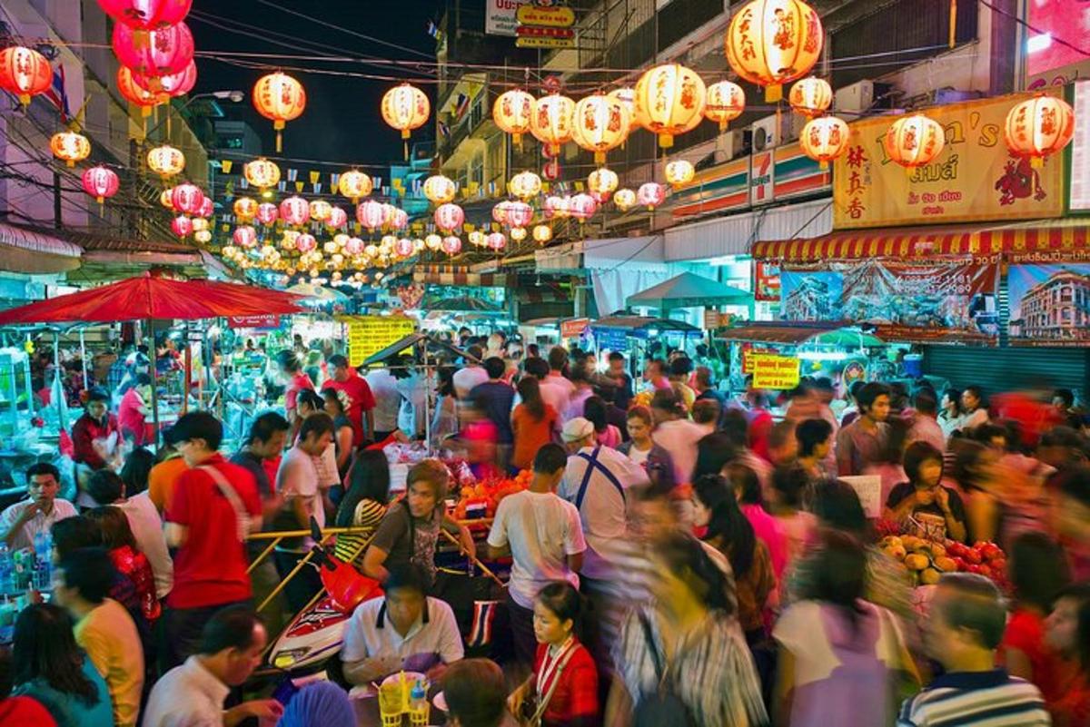 una folla di persone che camminano in un mercato affollato
