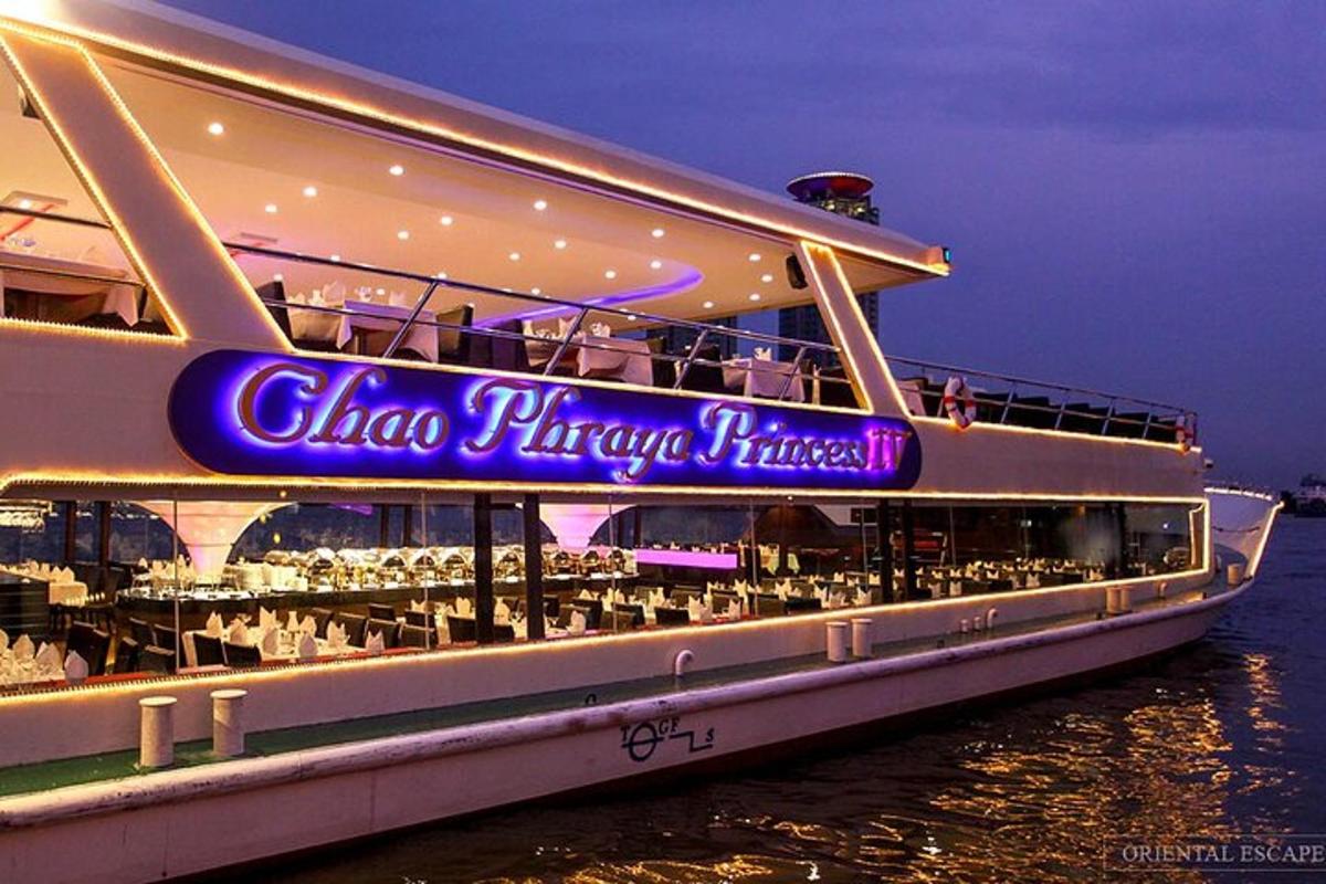 egy круизhajó a vízen éjszaka