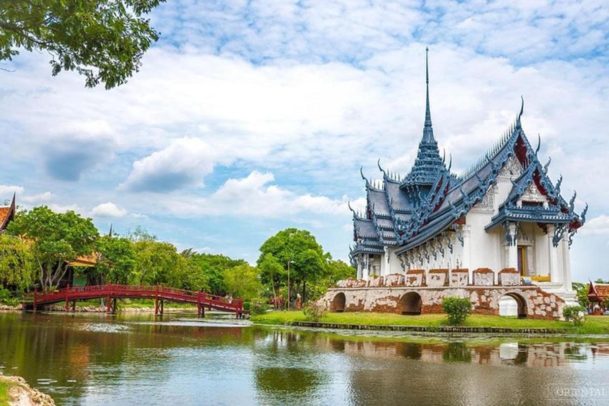 อาคารขนาดใหญ่ข้างแหล่งน้ำ
