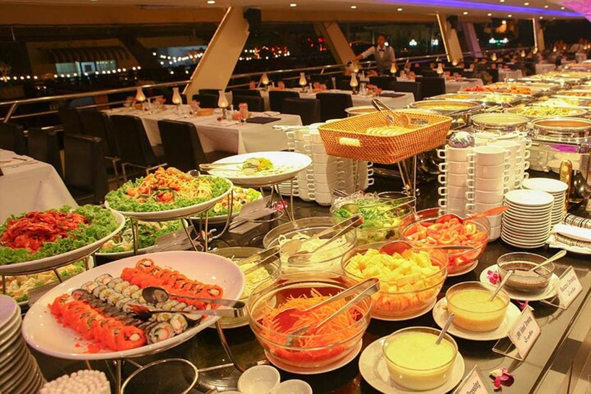 Un buffet con muchos platos de comida en una mesa.