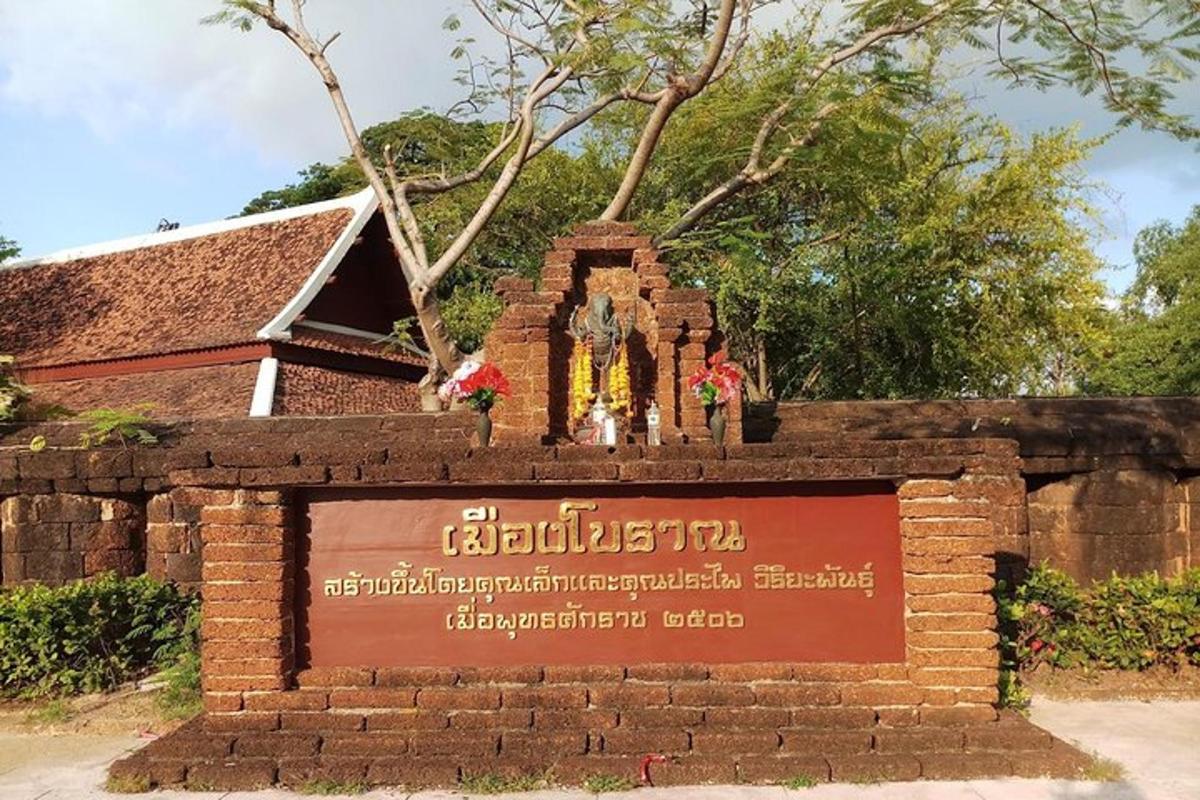 ป้ายหน้าอาคารมีป้าย