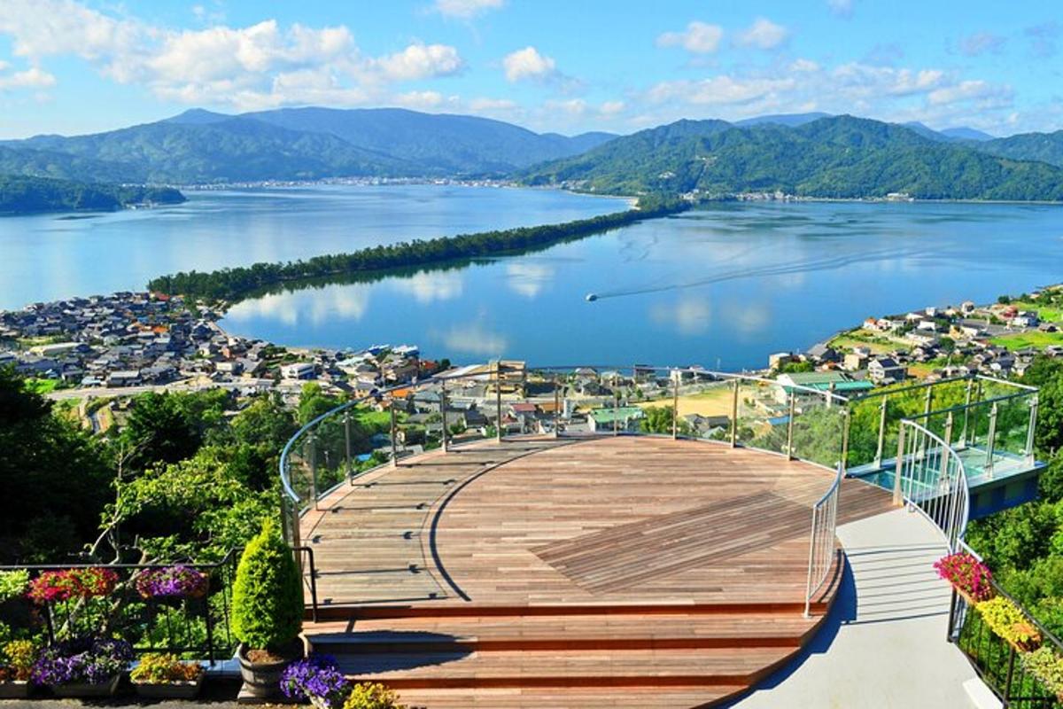 pemandangan danau dengan jalan setapak kayu