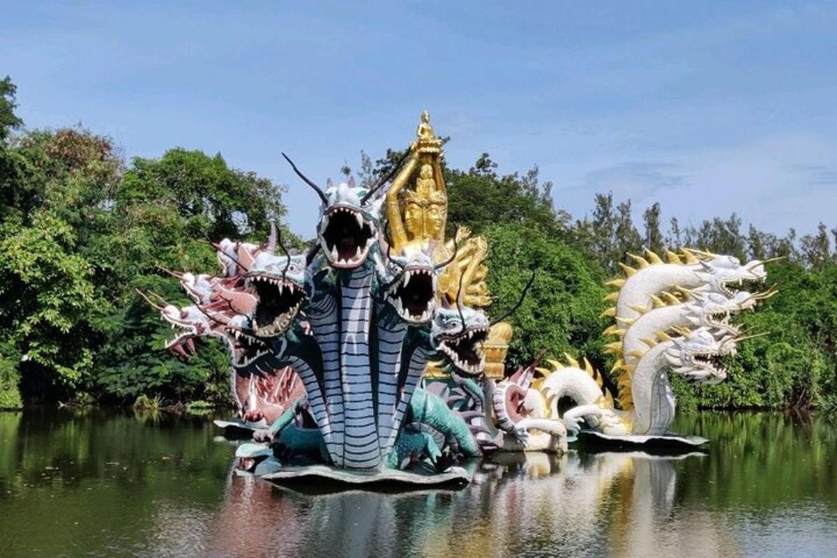รูปปั้นมังกรอยู่กลางแหล่งน้ำ