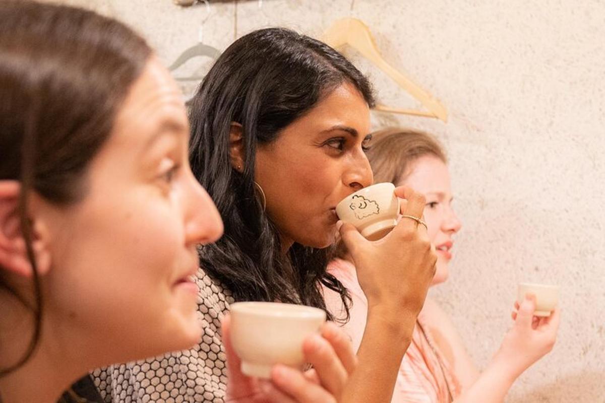 una dona rentant-se les dents davant d'un mirall
