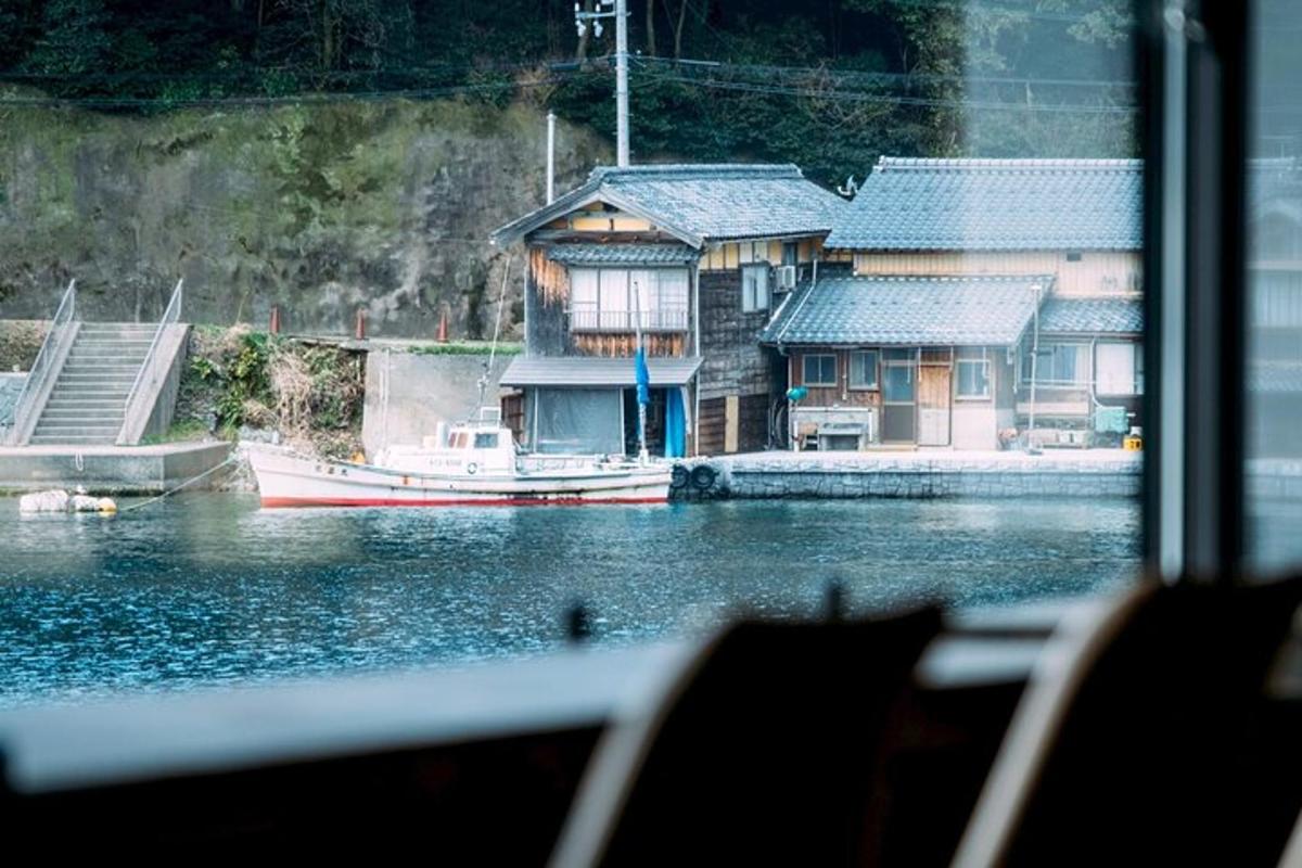 sebuah perahu di air di samping sebuah rumah