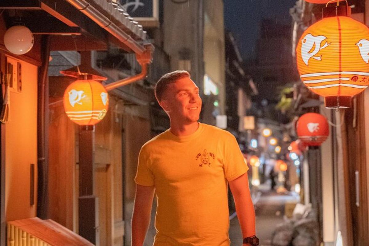en mand går ned ad en gade med lanterner