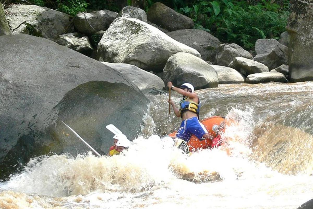 isang lalaki ang nasa balsa sa isang ilog