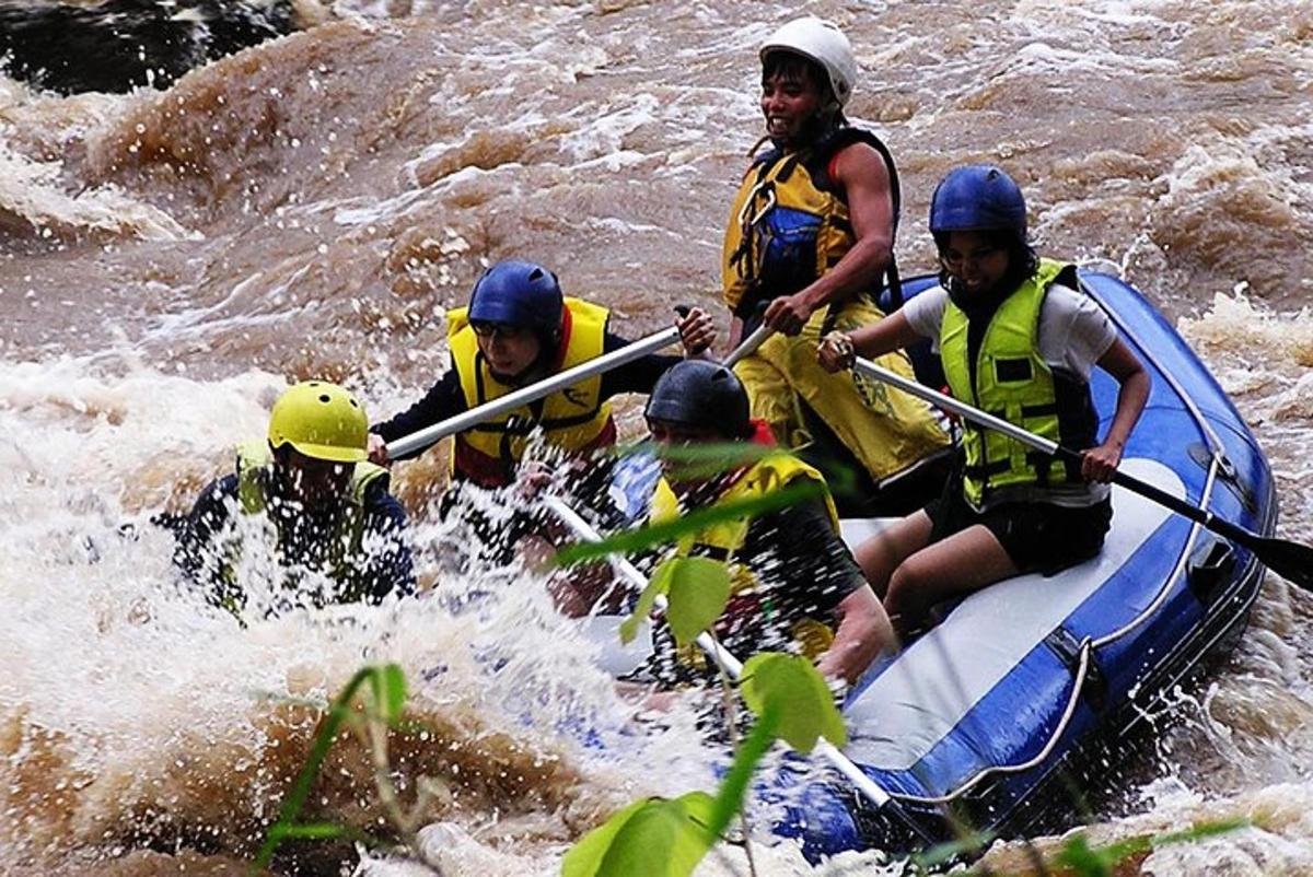 isang grupo ng mga taong nagba-rafting sa isang ilog