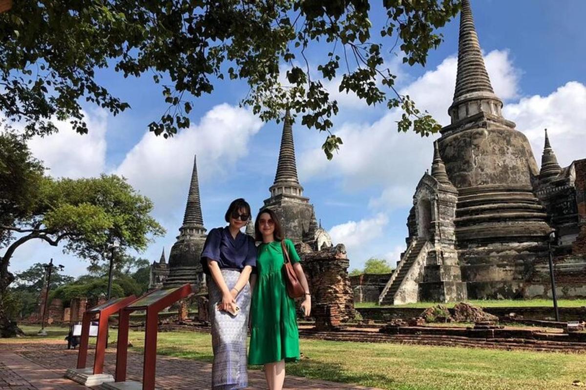 Dos mujeres de pie frente a un templo