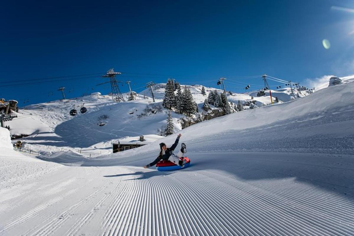 osoba jedoucí na snowboardu po zasněženém svahu